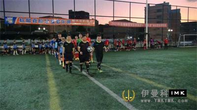 The referee and linesman lead the team into the stadium
